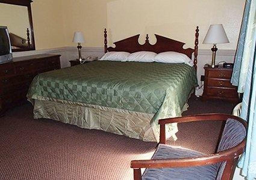 Rodeway Inn & Suites Plymouth Hwy 64 Exterior photo